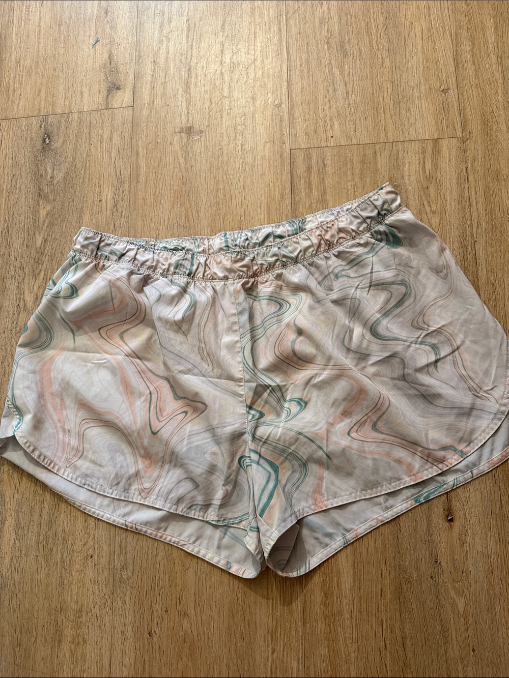 Old Navy Marble-Print Elastic-Waist Athletic Shorts in Pastel Peach & Mint